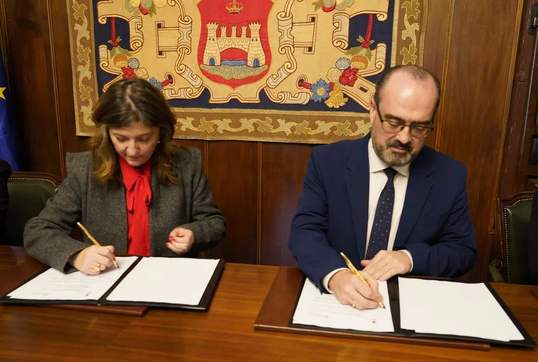 La rectora de la Universidad de León, Nuria González, junto al alcalde de Ponferrada, Marco Morala, durante la firma del convenio de colaboración entre ambas instituciones. Fotos: César Sánchez.