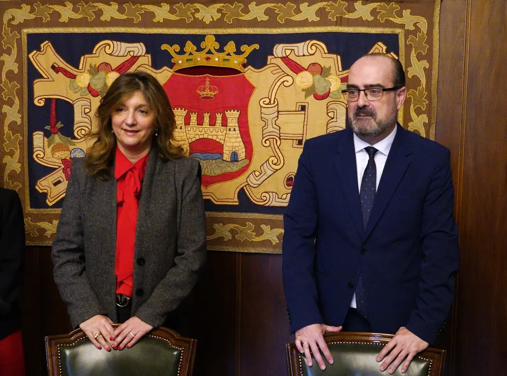 La rectora de la Universidad de León, Nuria González, junto al alcalde de Ponferrada, Marco Morala, durante la firma del convenio de colaboración entre ambas instituciones. Fotos: César Sánchez