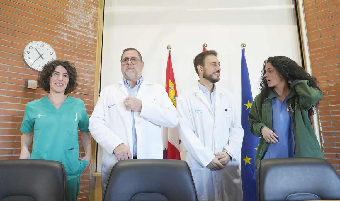 El gerente de Asistencia Sanitaria del Bierzo, Juan Ortiz de Saracho (2I), junto al coordinador de cirugía robótica del Hospital de El Bierzo, Óscar Miranda (2D), y las enfermeras del servicio de Urología, Paula Fernández (I), y Meritxell Fornel (D), durante su comparecencia para informar sobre el éxito de las primeras operaciones con el robot Da Vinci. Foto: César Sánchez