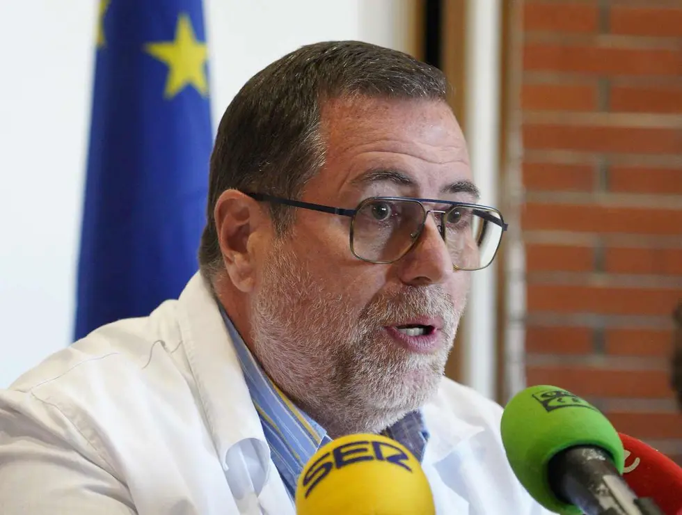 El gerente de Asistencia Sanitaria del Bierzo, Juan Ortiz de Saracho (2I), junto al coordinador de cirugía robótica del Hospital de El Bierzo, Óscar Miranda (2D), y las enfermeras del servicio de Urología, Paula Fernández (I), y Meritxell Fornel (D), durante su comparecencia para informar sobre el éxito de las primeras operaciones con el robot Da Vinci. Foto: César Sánchez