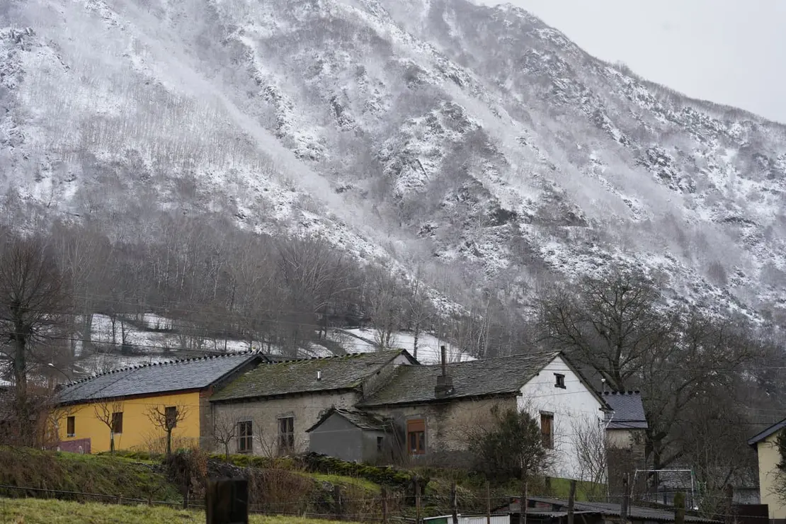 La nieve se retira poco a poco de las montañas de León. En la imagen, el blanco elemento se deja ver en Villablino. Fotos: César Sánchez