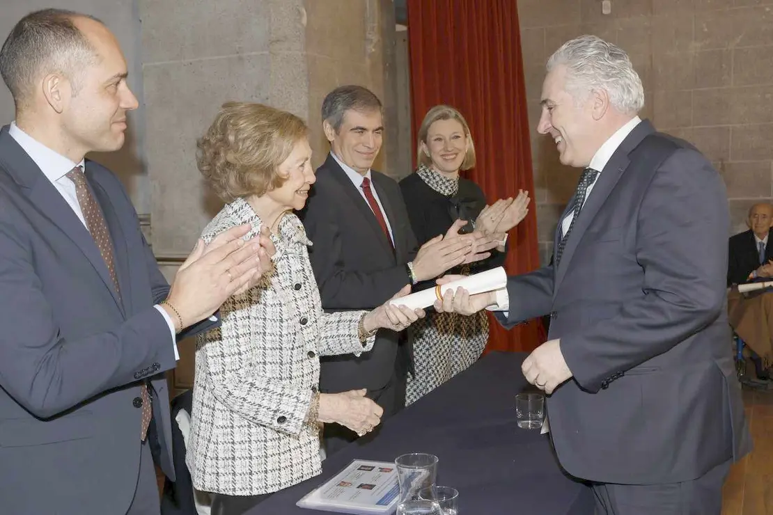 Andrés Rodríguez, socio fundador del estudio leonés Rodríguez Valbuena Arquitectos, recibe de manos de la Reina Sofía uno de los 'Premios Europa Nostra' y 'Premios Hispana Nostra' en la categoría de conservación de adaptación de nuevos usos.