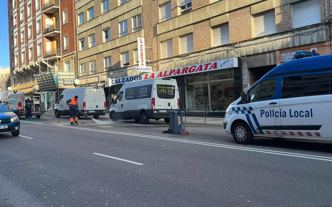 Un accidente en Alcalde Miguel Castaño colapsa la avenida y provoca grandes retenciones. El impacto entre dos vehículos ha obligado a anular el tráfico en la zona para limpiar la calzada sobre que la que quedó numeroso material que impedía el paso.