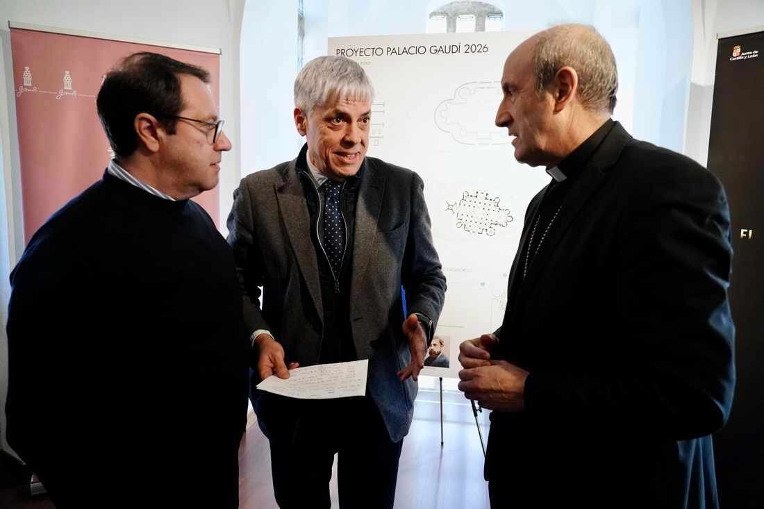 Presentación del proyecto Palacio de Gaudí 2026, con la presencia del director del Palacio, Víctor Murias, el escultor Amancio González y el obispo de Astorga, Jesús Fernández, entre otros. Fotos: Campillo.