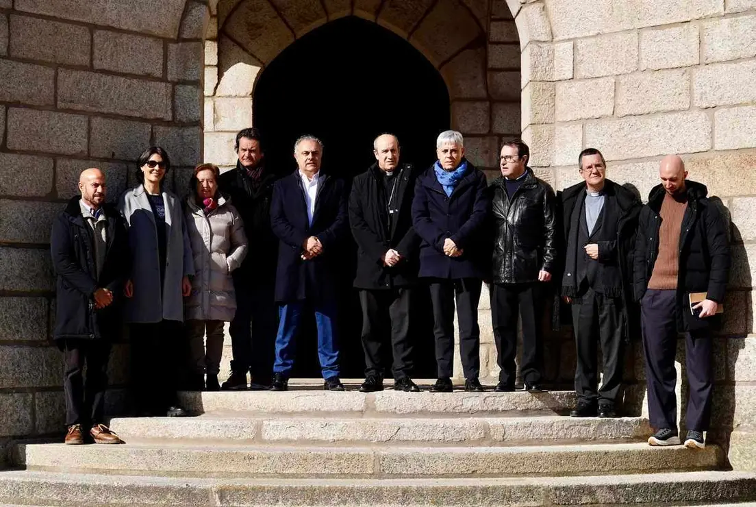 Presentación del proyecto Palacio de Gaudí 2026, con la presencia del director del Palacio, Víctor Murias, el escultor Amancio González y el obispo de Astorga, Jesús Fernández, entre otros. Fotos: Campillo.