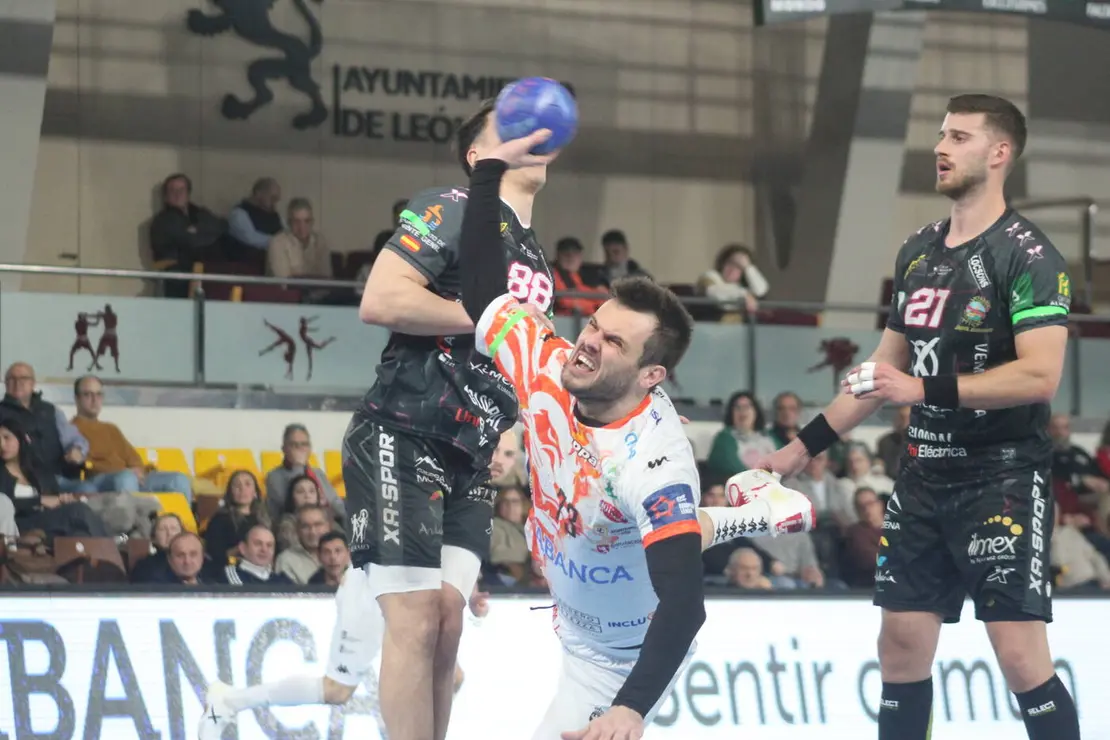 El Abanca Ademar León regresa a la competición mostrándose muy superior al Puente Genil en el Palacio Municipal de los Deportes. Fotos de Isaac Llamazares