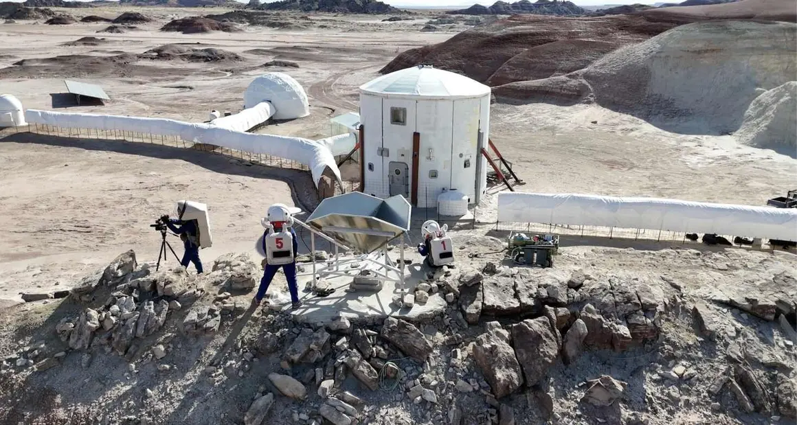 Nueve astronautas españolas, entre ellas las leonesas Jennifer García Carrizo y Laura González Llamazares, estudian en el proyecto Hypatia los efectos de una misión en Marte en las mujeres. Desde el pasado lunes viven aisladas en la estación Mars Research Desert Station del desierto de Utah.