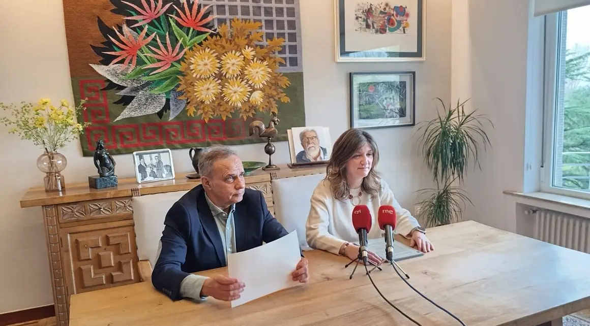 Presentación de las becas de la Fundación Antonio Pereira, con su director y la rectora de la ULE.