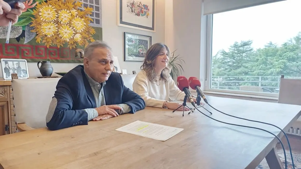 Presentación de las becas de la Fundación Antonio Pereira, con su director y la rectora de la ULE.