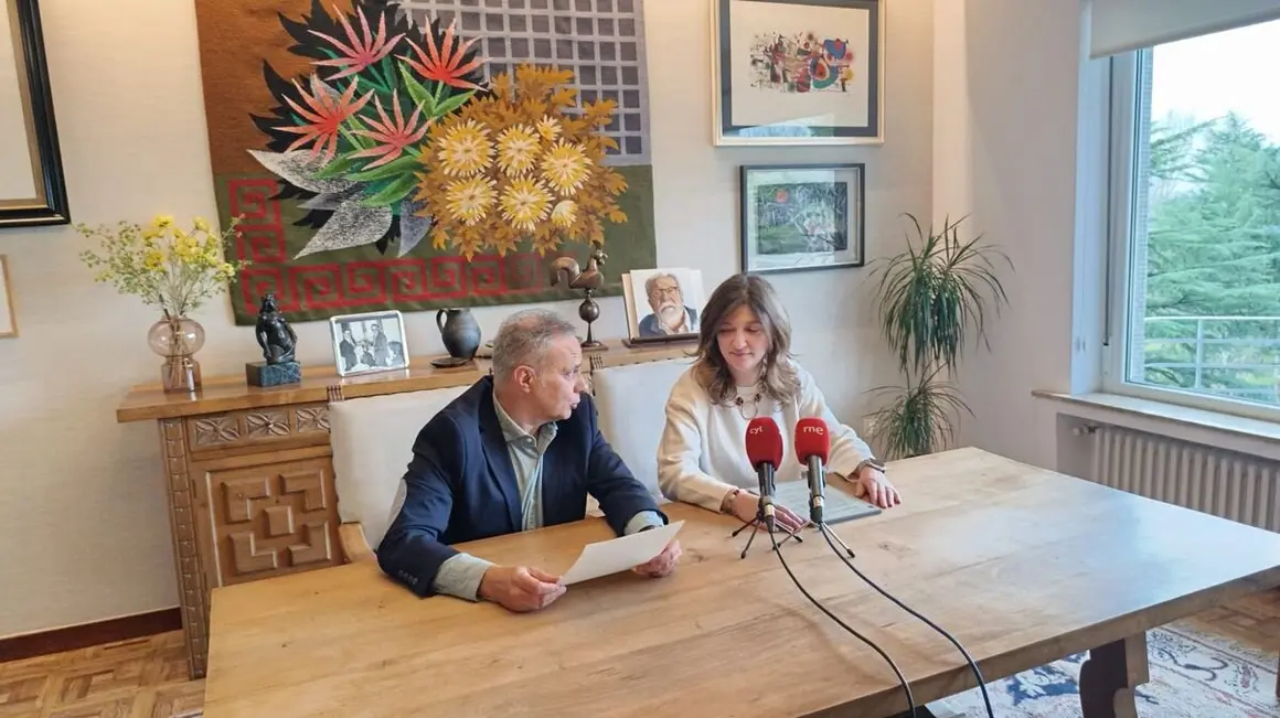 Presentación de las becas de la Fundación Antonio Pereira, con su director y la rectora de la ULE.