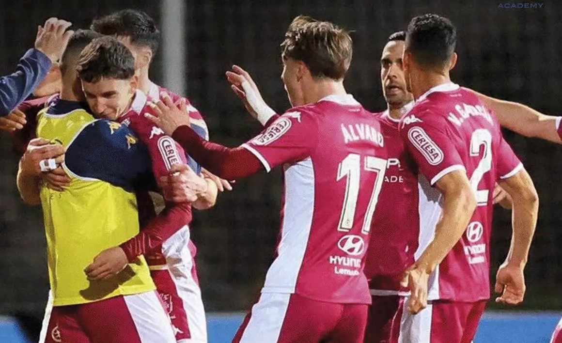 Dos fogonazos mágicos de Chacón permiten a la Cultural remontar un 2-0 adverso y alcanzar el empate final. Merecido resultado para un equipo de perfil bajo en la primera mitad y muy solvente en la segunda. Fotos: Isaac Llamazares