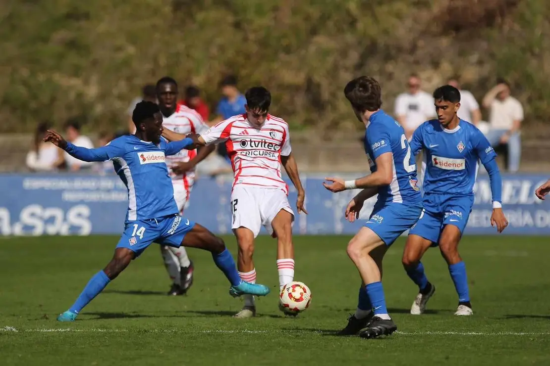 La Ponferradina cae ante el colista y cuestiona a Javi Rey. El equipo berciano se vio superado por el Amorebieta en todas las líneas y encaja un 3-0 que resultó imposible de remontar.