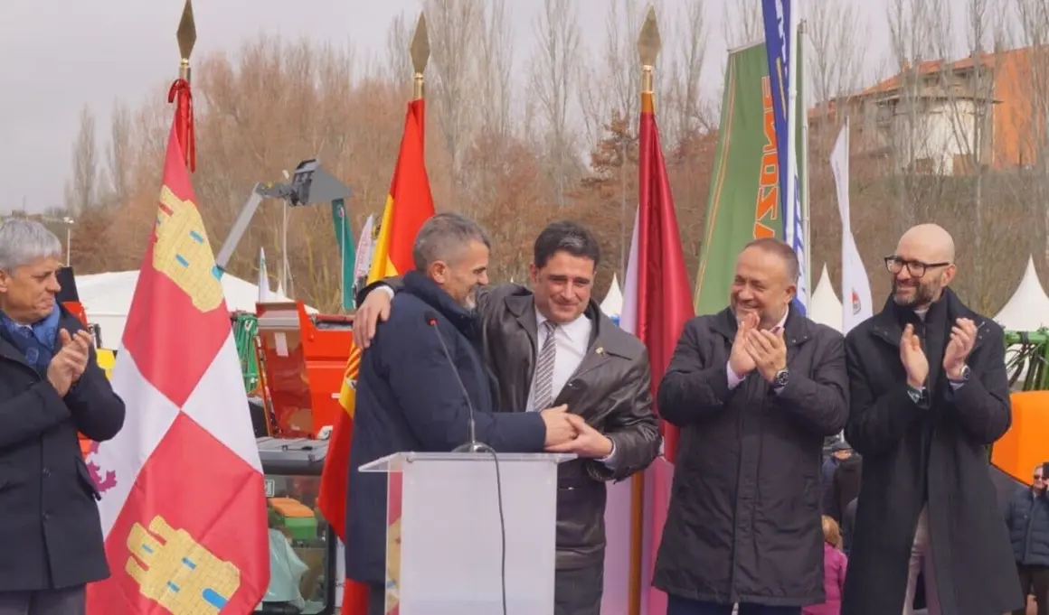 Nadie se ha querido perder este jueves la mirada al mundo desde Valencia de Don Juan. Como cada tercer jueves del mes de febrero Valencia de Don Juan ha vuelto a abrir de par en par las ventanas de su escaparate en la tradicional Feria de Febrero.