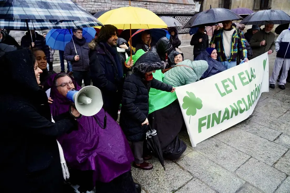 Más de un centenar de personas piden la financiación de la Ley para los enfermos de ELA cuatro meses después de su aprobación. Fotos: Campillo