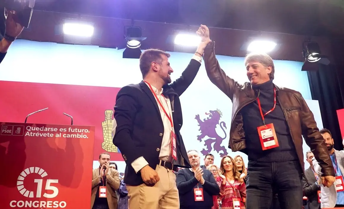 El exsecretario autonómico Luis Tudanca; del secretario general del PSCyL, Carlos Martínez, en la primera jornada del XV Congreso Autonómico del PSOE de Castilla y León. Fotos: Miriam Chacón.