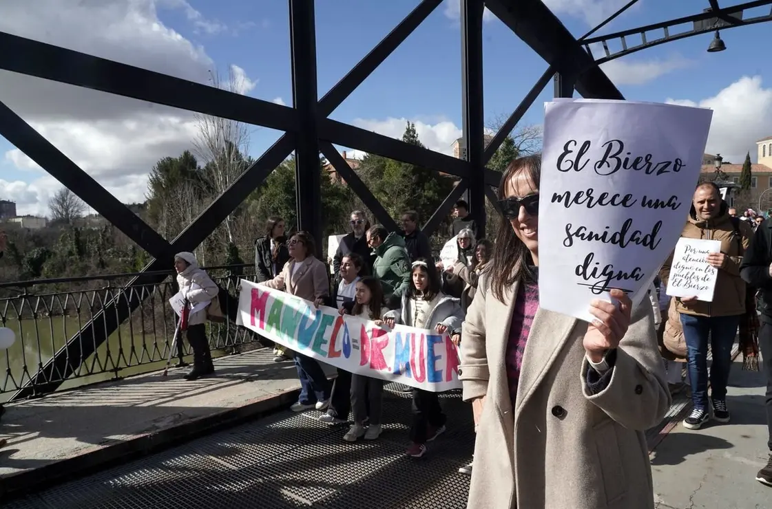 Más de 2000 personas convocadas por #OncoBierzo participan en una concentración frente a las Cortes de Castilla y León en Valladolid bajo el lema 'Si la montaña no viene, ya vamos nosotr@s'. Fotos: Rubén Cacho.