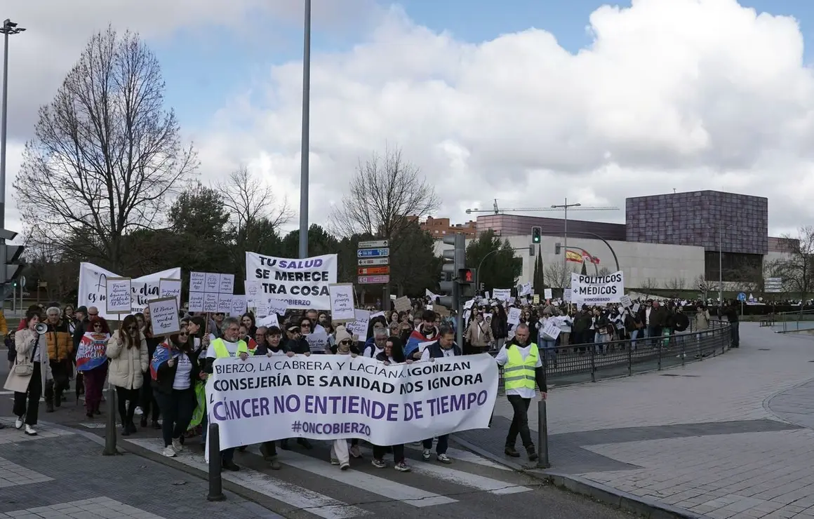 Más de 2000 personas convocadas por #OncoBierzo participan en una concentración frente a las Cortes de Castilla y León en Valladolid bajo el lema 'Si la montaña no viene, ya vamos nosotr@s'. Fotos: Rubén Cacho.