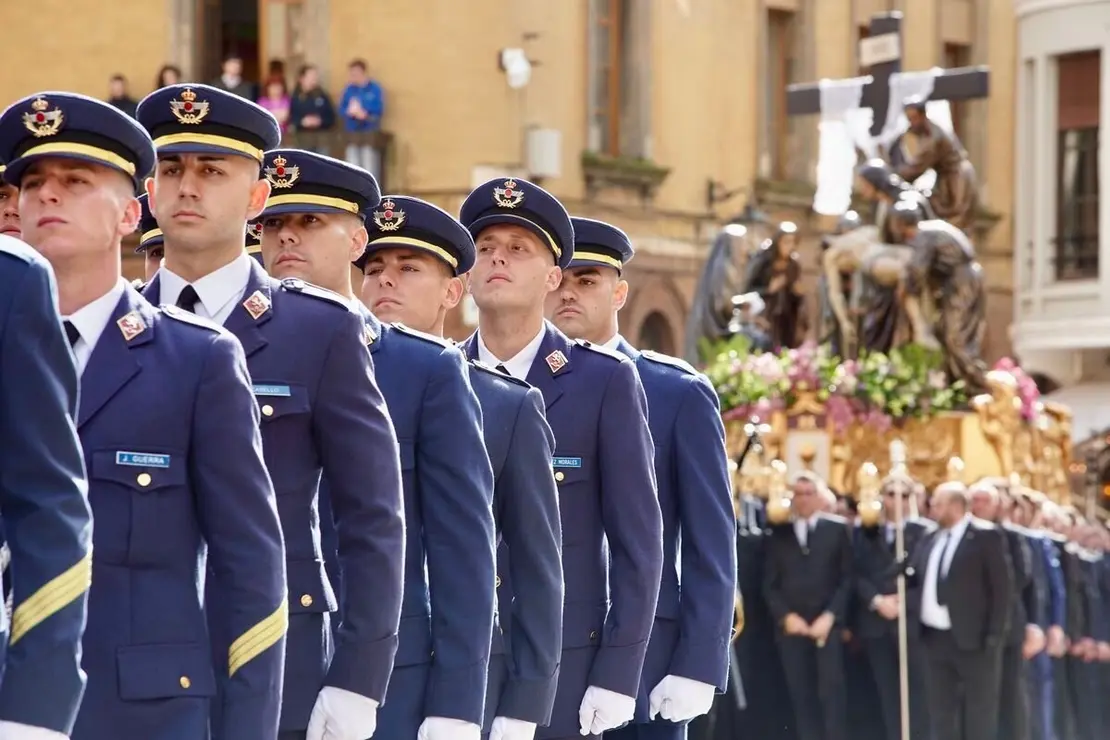 Procesión de conmemoración del LXXX aniversario del paso 'El descendimiento', organizada por la Real Cofradía del Santísimo Sacramento de Minerva y la Santa Vera Cruz y la Academia Básica del Aire y del Espacio. Fotos: Campillo.