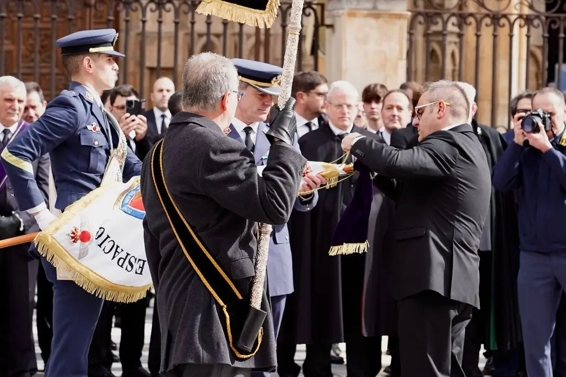 Procesión de conmemoración del LXXX aniversario del paso 'El descendimiento', organizada por la Real Cofradía del Santísimo Sacramento de Minerva y la Santa Vera Cruz y la Academia Básica del Aire y del Espacio. Fotos: Campillo.