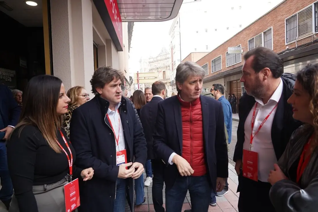 (I a D) La vicesecretaria del Psoecyl Nuria Rubio; el secretario regional del PSOE vasco Eneko Andueza; el secretario del Psoecyl Carlos Martínez y el ministro de Transporte Óscar Puente. Foto: Miriam Chacón.