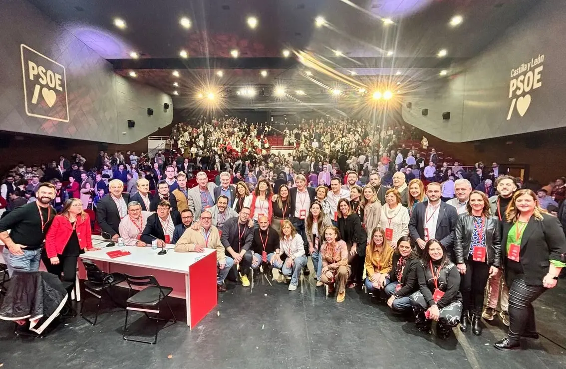 Nueva ejecutiva junto al secretario regional del Psoe Carlos Martínez. Foto: Miriam Chacón.