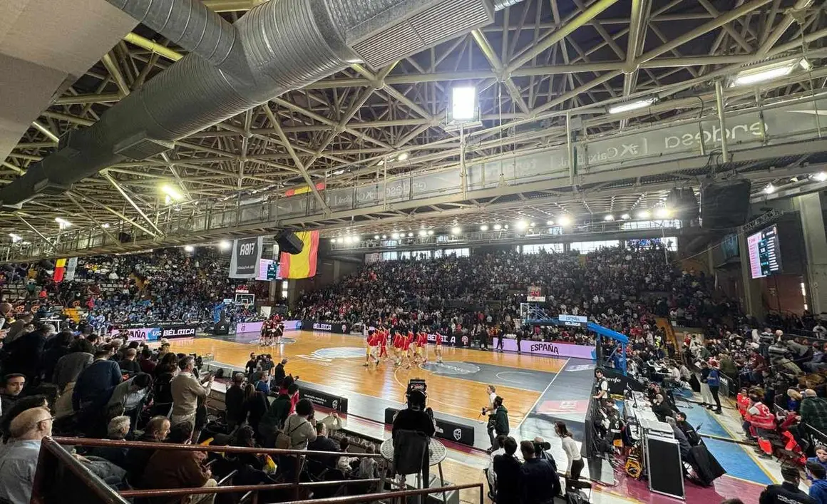 Lleno en el Palacio de los Deportes de León para presenciar en directo el encuentro entre la Selección Española frente a Bélgica. El 'No hay entradas' se ha colgado en la taquilla. Fotos: Silvia García