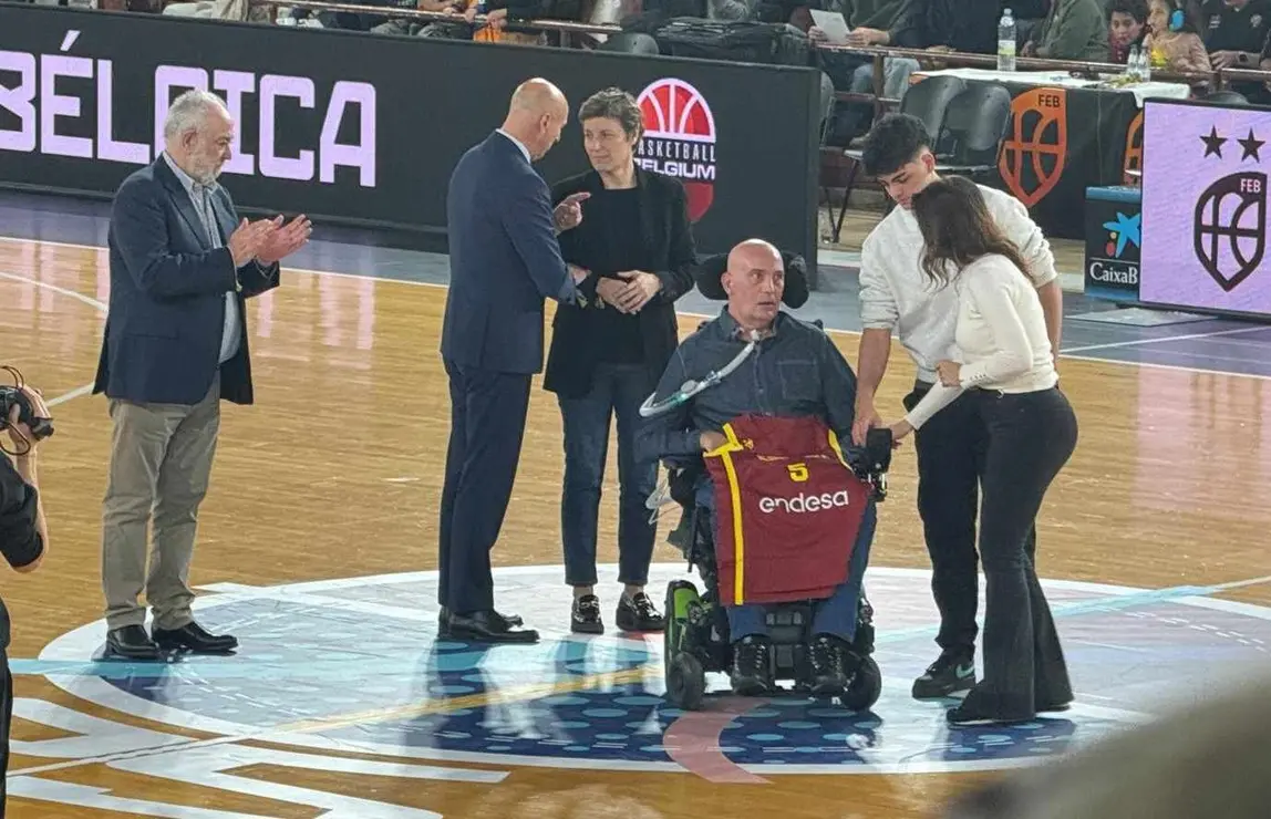 Homenaje a Urbano González, exjugador de Baloncesto León y activista frente al ELA, durante el encuentro de la Selección Española. Foto: Silvia García