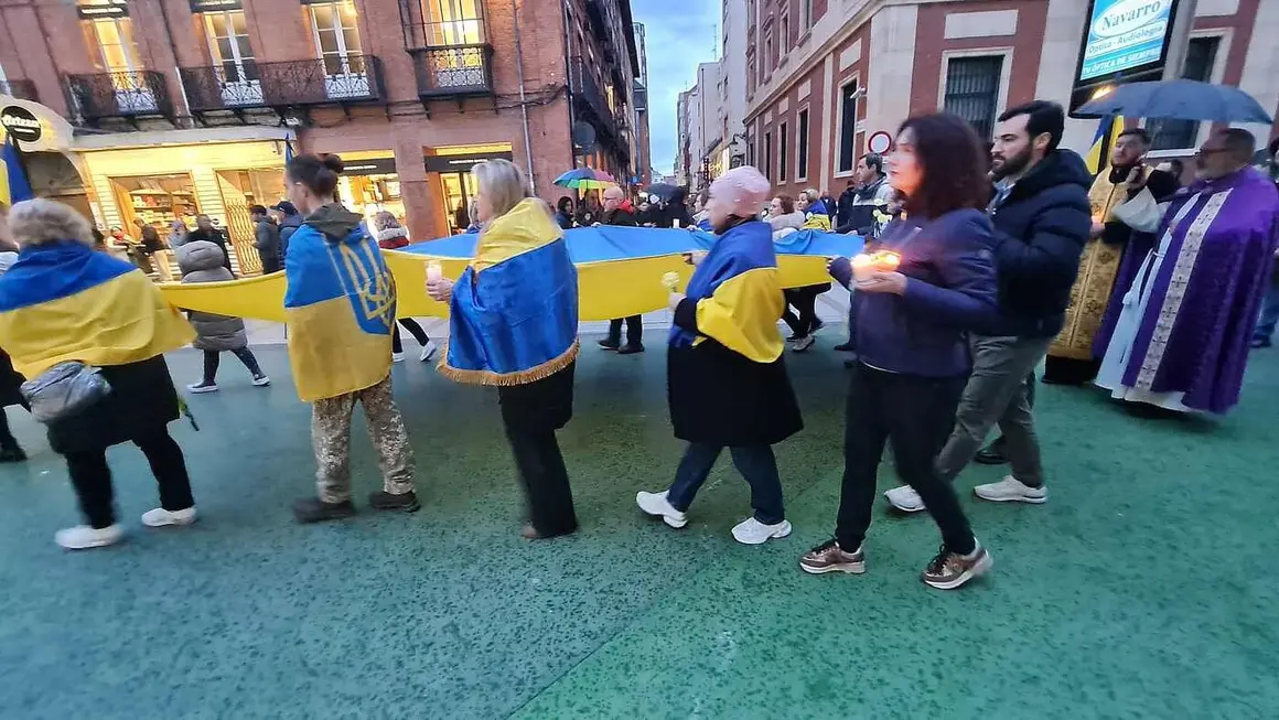 León, con Ucrania. La ciudad ha arropado este martes al pueblo ucraniano en el tercer aniversario de la invasión rusa. Convocados por la Asociación de Amigos Leoneses Ucranianos Damnificados, la marcha ha recorrido el centro de la ciudad y se ha concentrado en la Plaza de San Marcelo.