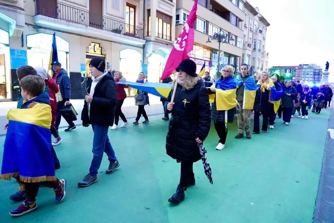 León, con Ucrania. La ciudad ha arropado este martes al pueblo ucraniano en el tercer aniversario de la invasión rusa. Convocados por la Asociación de Amigos Leoneses Ucranianos Damnificados, la marcha ha recorrido el centro de la ciudad y se ha concentrado en la Plaza de San Marcelo. Fotos: Campillo