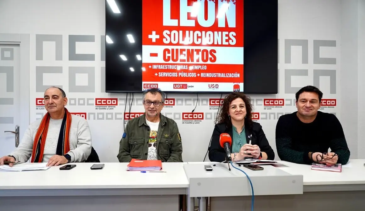 Los sindicatos convocantes, UGT, CCOO, CGT y USO, hacen una valoración conjunta de la manifestación por el futuro económico y social de León, celebrada el pasado 16 de febrero. Foto: Campillo.