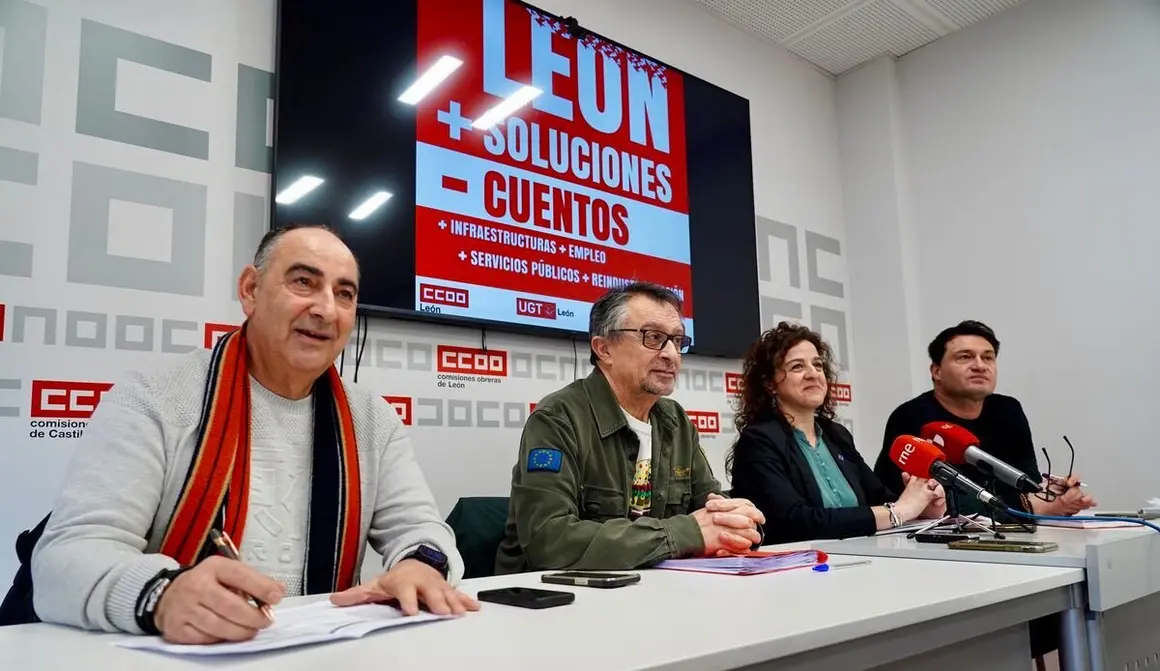 Los sindicatos convocantes, UGT, CCOO, CGT y USO, hacen una valoración conjunta de la manifestación por el futuro económico y social de León, celebrada el pasado 16 de febrero. Foto: Campillo.