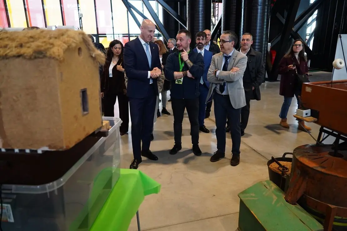 El alcalde de León, José Antonio Diez, inaugura Expociencia junto a la rectora de la Universidad de León, Nuria González. Foto: Campillo.