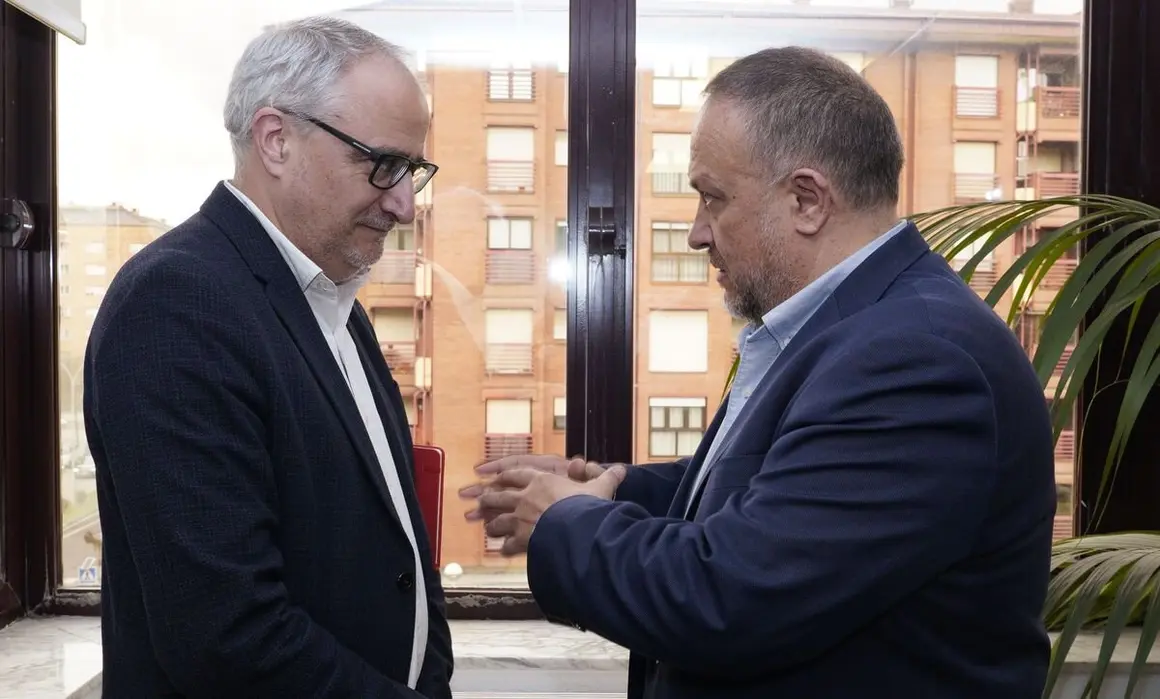 El presidente de la Diputación de León, Gerardo Álvarez Courel (D), junto al presidente del Consejo Comarcal del Bierzo, Olegario Ramón (I), durante la asamblea general de la Agrupación de Municipios Mineros de Castilla y León que se celebra en Ponferrada. Foto: César Sánchez.