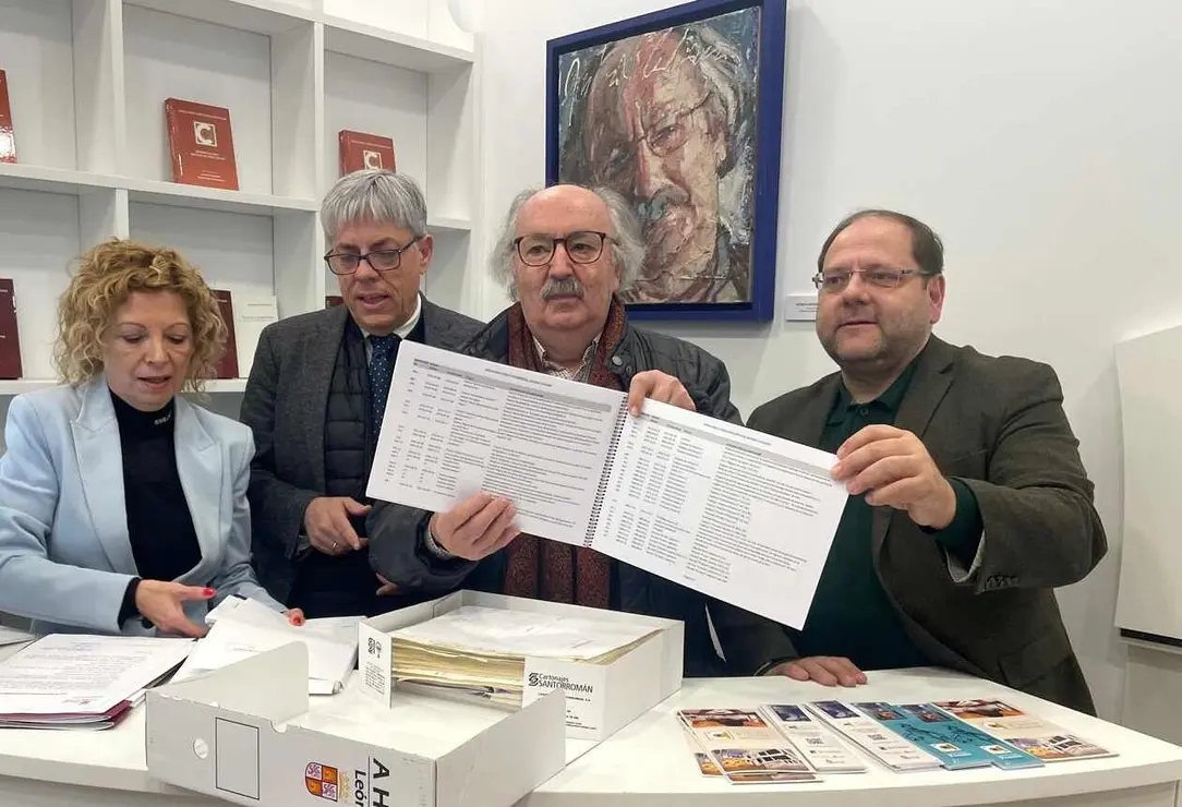 La Junta entrega 1.060 documentos tratados y digitalizados de Antonio Colinas a la Casa de la Poesía de La Bañeza.