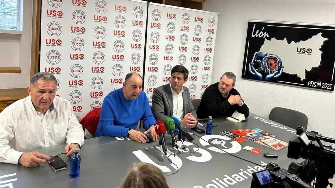 El secretario general de USO, Joaquín Pérez, ha visitado este jueves las nuevas instalaciones del sindicato en León, coincidiendo con la conmemoración del 50 aniversario de labor sindical en la provincia. La inauguración de esta nueva sede en León ha contado con la presencia, además, de Julio Salazar, secretario general de USO de 2006 a 2017; David Díaz, actual secretario de Organización y Desarrollo Territorial; Marco Antonio Martínez, secretario general de USO-Castilla y León, y Antonio Nicolás, responsable provincial.