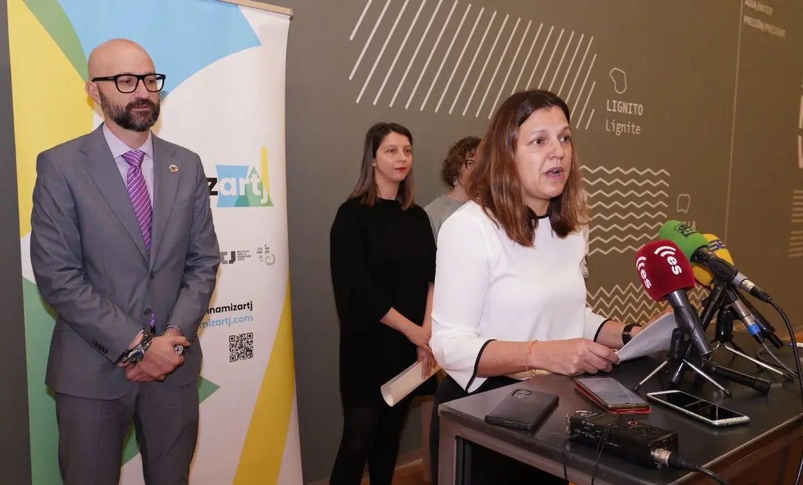 La directora de la Fundación Ciudad de la Energía, Yasodhara López (C), junto a la directora del departamento de administración y finanzas, Sara Fernández (D),  y el subdelegado del Gobierno en León, Héctor Aláiz, durante la presentación del evento 'Celebra Dinamiz Art-J' con el balance de la segunda edición de este programa y el anuncio del inicio de la tercera edición. Foto: César Sánchez.