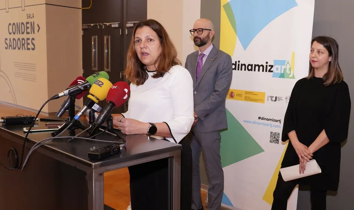 La directora de la Fundación Ciudad de la Energía, Yasodhara López (C), junto a la directora del departamento de administración y finanzas, Sara Fernández (D),  y el subdelegado del Gobierno en León, Héctor Aláiz, durante la presentación del evento 'Celebra Dinamiz Art-J' con el balance de la segunda edición de este programa y el anuncio del inicio de la tercera edición. Foto: César Sánchez.