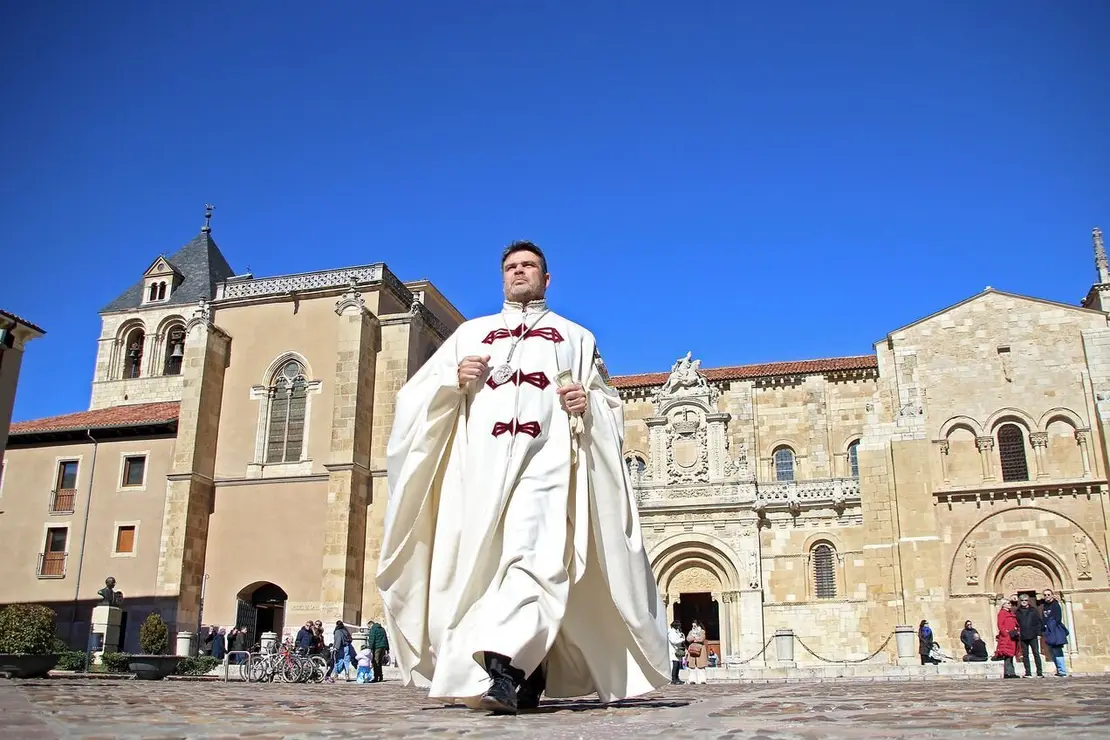 Procesión de la Hermandad de Romeros de San Isidoro del Campo de Santiponce (Sevilla) en León hasta la Basílica de San Isidoro, donde les recibe la la Muy Ilustre, Real e Imperial Orden y Cofradía del Milagroso Pendón. Foto: Peio García.