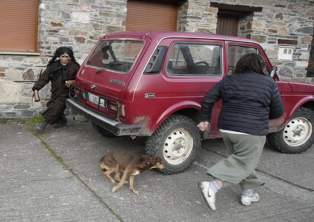 Entroido en la localidad berciana de Burbia (León), con la salida de los Maranfallos