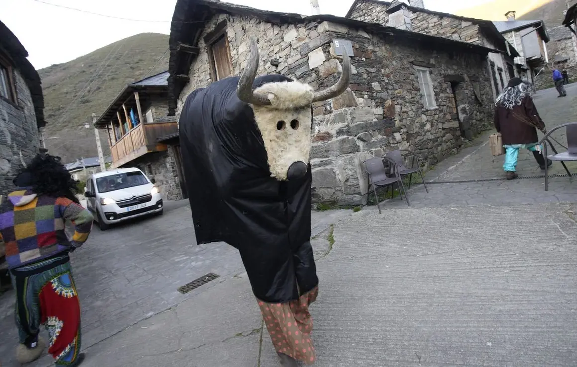 Entroido en la localidad berciana de Burbia (León), con la salida de los Maranfallos