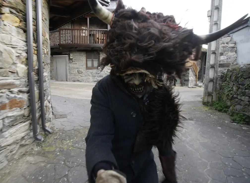 Entroido en la localidad berciana de Burbia (León), con la salida de los Maranfallos