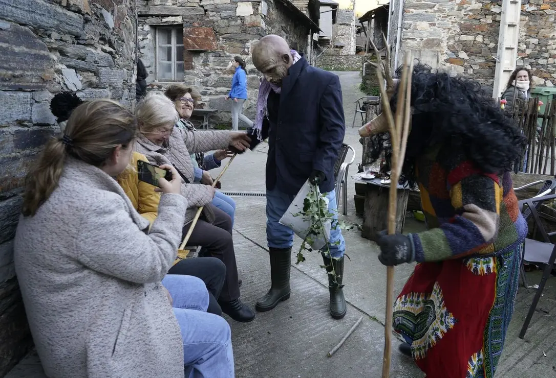 Entroido en la localidad berciana de Burbia (León), con la salida de los Maranfallos