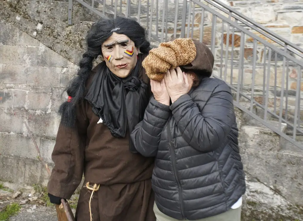 Entroido en la localidad berciana de Burbia (León), con la salida de los Maranfallos