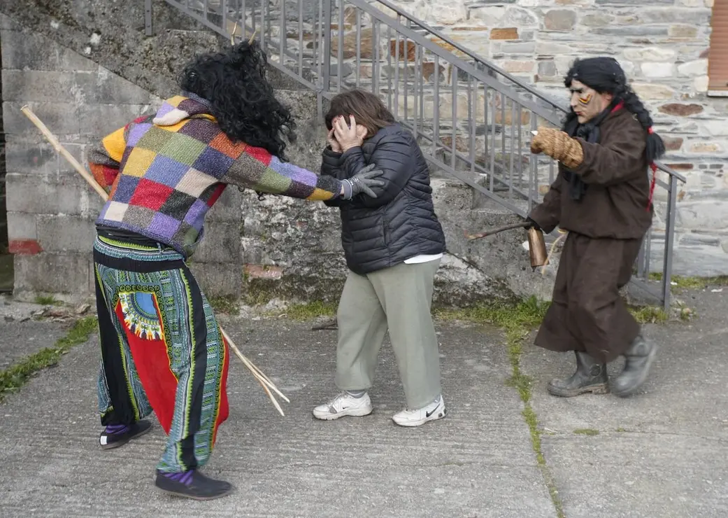 Entroido en la localidad berciana de Burbia (León), con la salida de los Maranfallos