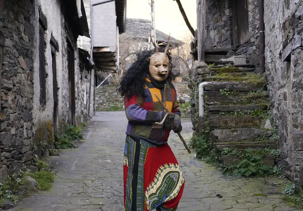 Entroido en la localidad berciana de Burbia (León), con la salida de los Maranfallos