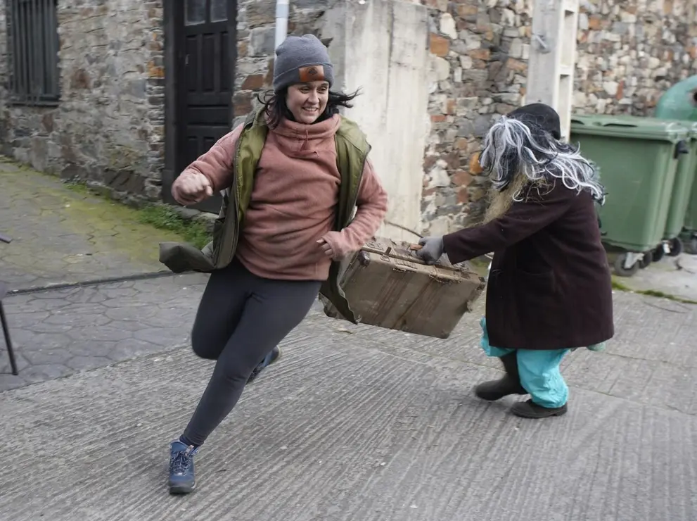 Entroido en la localidad berciana de Burbia (León), con la salida de los Maranfallos