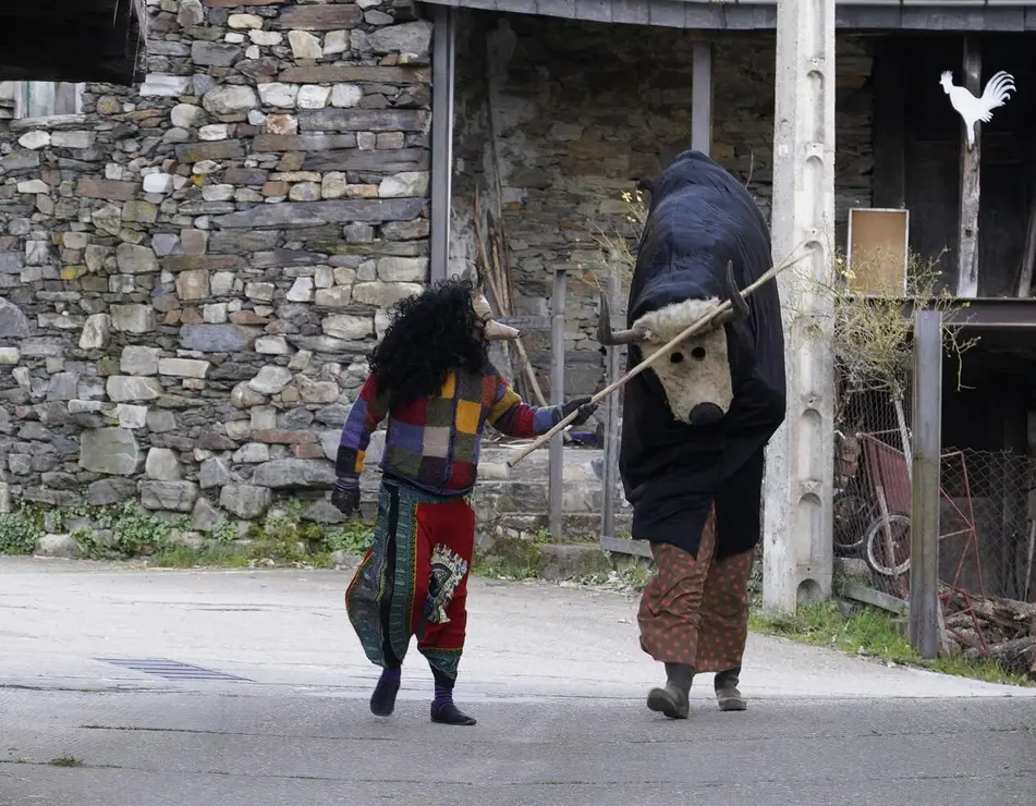 Entroido en la localidad berciana de Burbia (León), con la salida de los Maranfallos