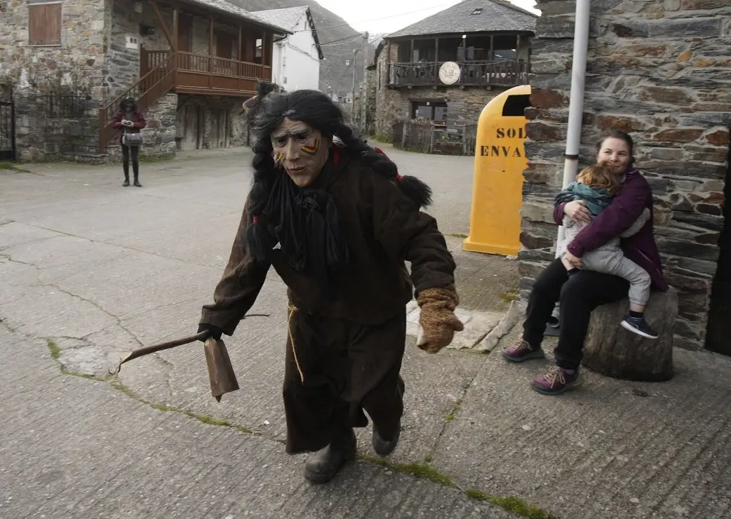 Entroido en la localidad berciana de Burbia (León), con la salida de los Maranfallos