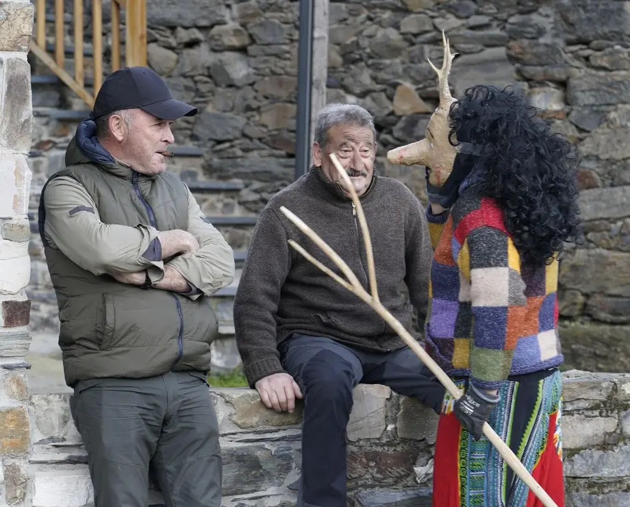 Entroido en la localidad berciana de Burbia (León), con la salida de los Maranfallos