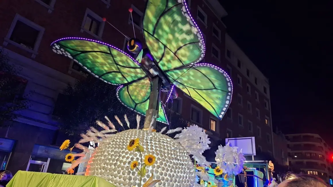 Miles de leoneses disfrutan la magia del Carnaval.